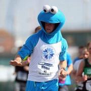 Carlo van Leeuwen running in his Cookie Monster costume