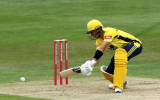 Joe Weatherley hit 43* from just 13 balls to see Hampshire over the line and into the T20 Blast last-eight