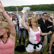 DANCERS AT THE RADIO 1 STAGE, HOMELANDS FESTIVAL